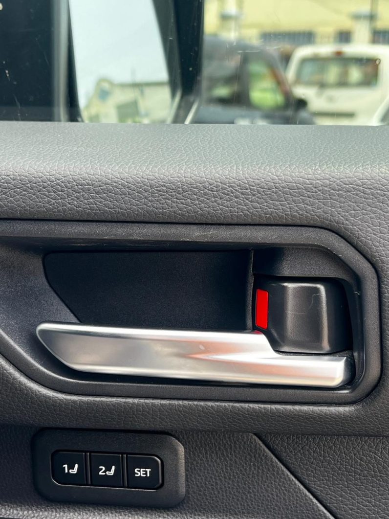 
								Toyota LandCruiser Prado J250 VXR full									