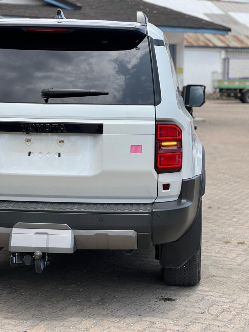 
								Toyota LandCruiser Prado J250 VXR full									