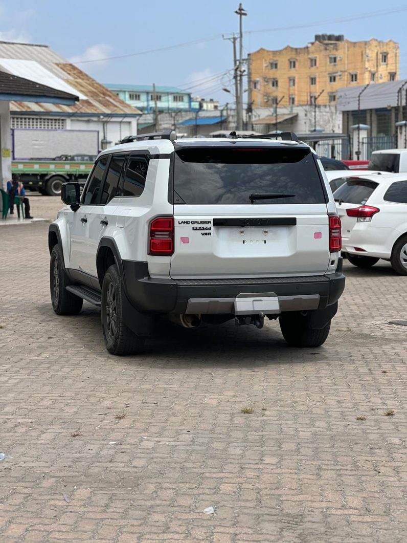 
								Toyota LandCruiser Prado J250 VXR full									