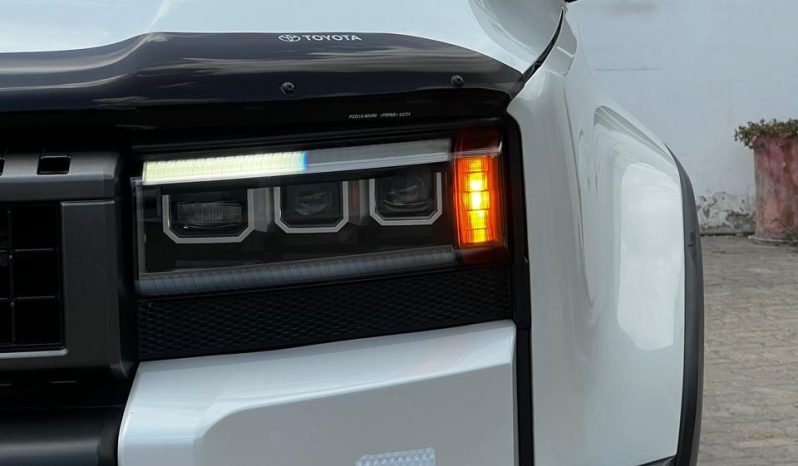 
								Toyota LandCruiser Prado J250 VXR full									