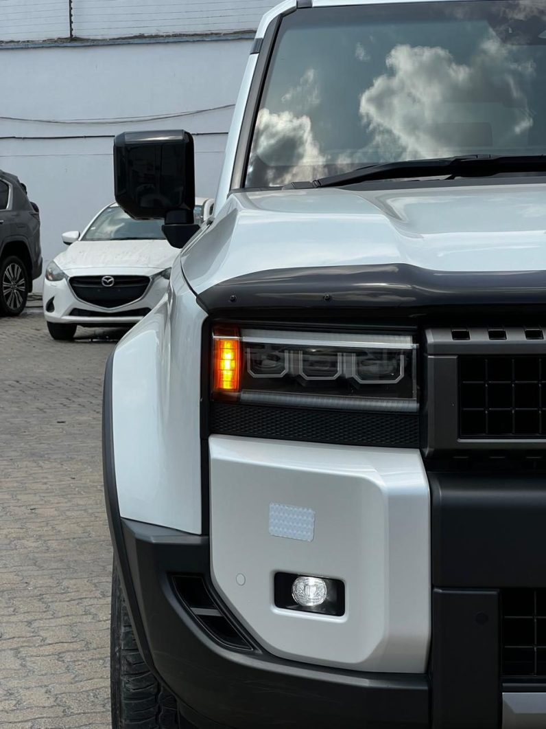 
								Toyota LandCruiser Prado J250 VXR full									