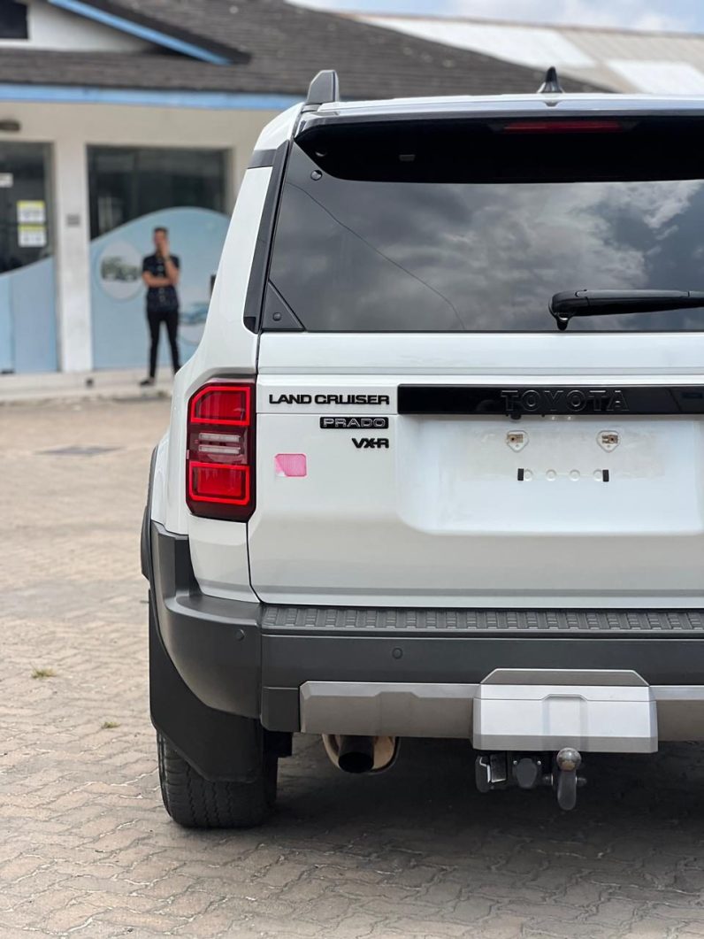 
								Toyota LandCruiser Prado J250 VXR full									