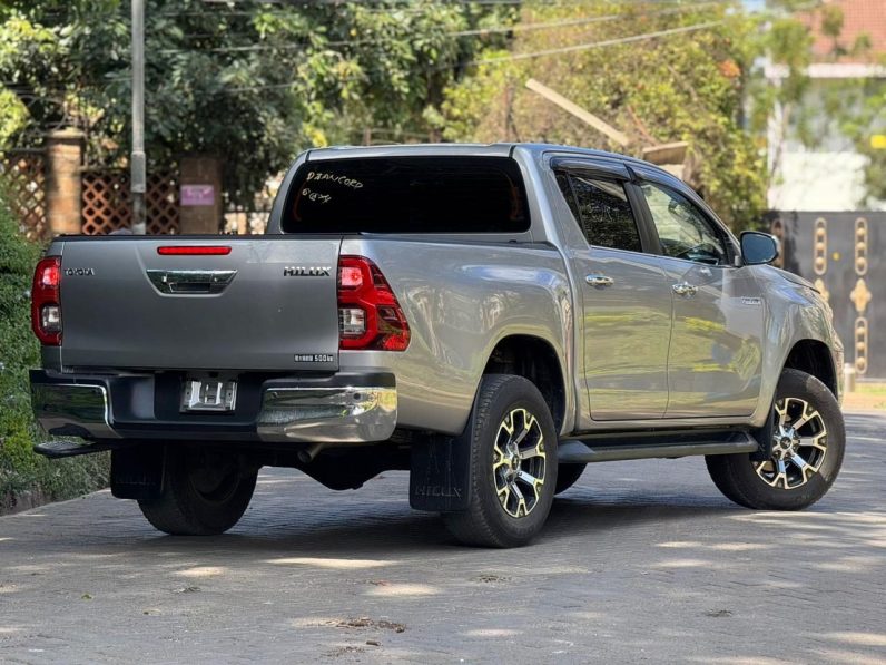 
								Toyota Hilux full									