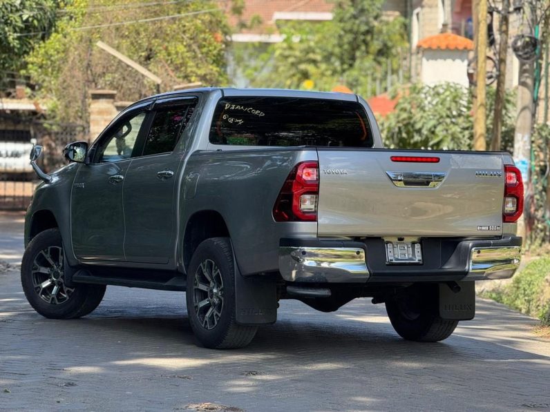 
								Toyota Hilux full									