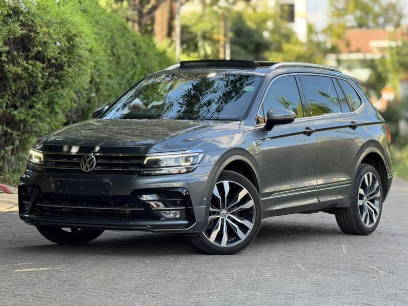 
								Volkswagen Tiguan R-Line full									
