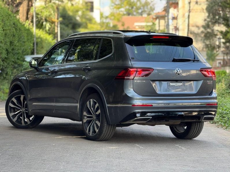 
								Volkswagen Tiguan R-Line full									