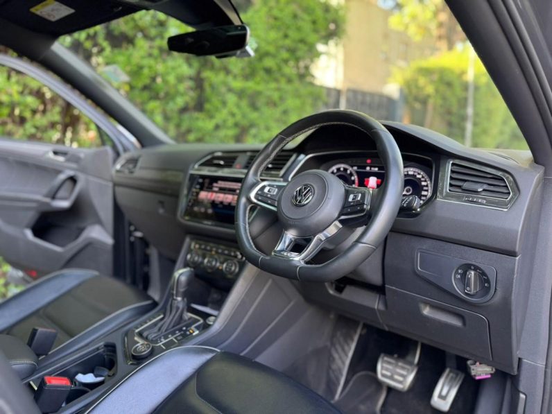 
								Volkswagen Tiguan R-Line full									