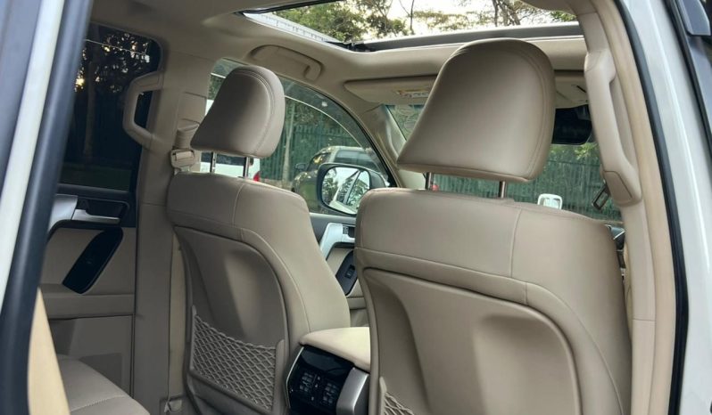 
								Toyota LandCruiser Prado TXL full									