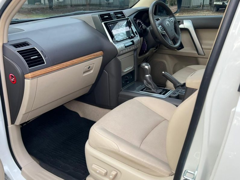 
								Toyota LandCruiser Prado TXL full									