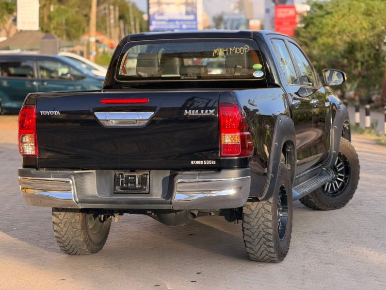
								Toyota Hillux full									