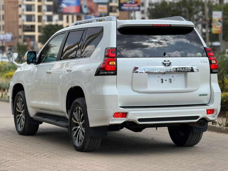 
								Toyota LandCruiser Prado TXL full									