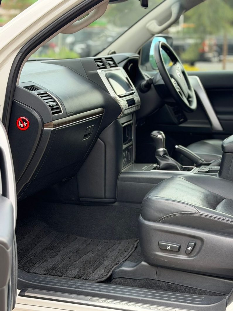 
								Toyota LandCruiser Prado TXL full									