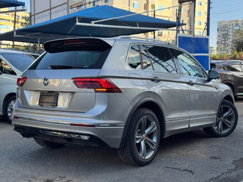 
								Volkswagen Tiguan R-Line full									