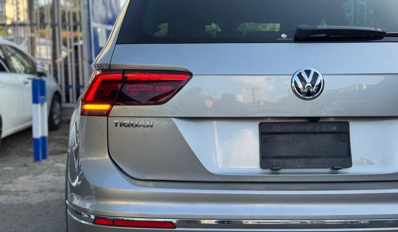 
								Volkswagen Tiguan R-Line full									