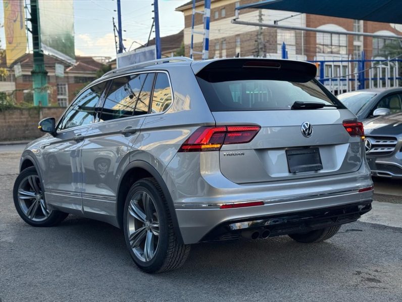 
								Volkswagen Tiguan R-Line full									