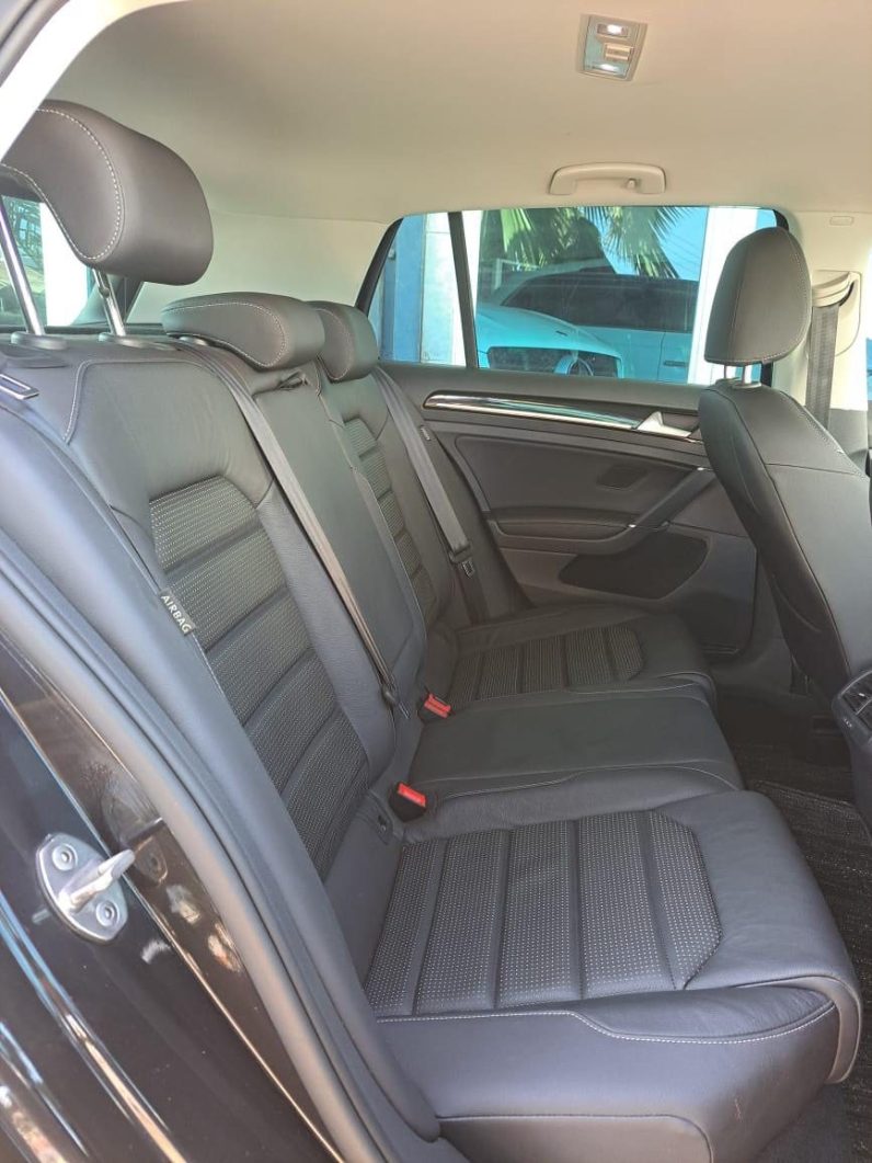 
								Volkswagen Golf full									