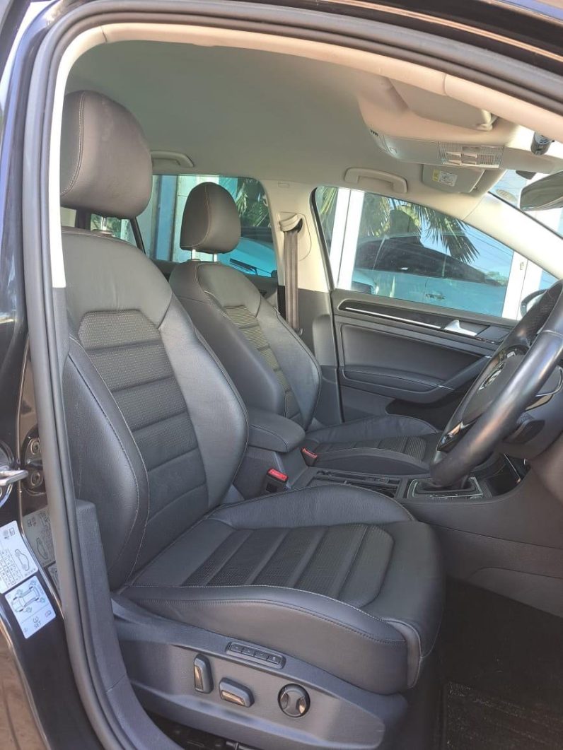 
								Volkswagen Golf full									