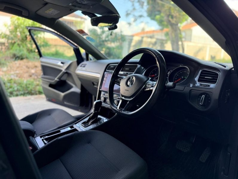 
								Volkswagen Golf TSI full									