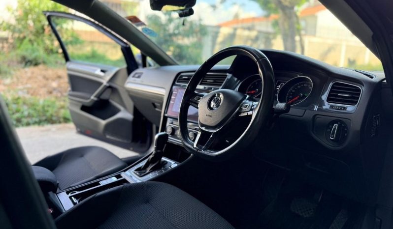 
								Volkswagen Golf TSI full									