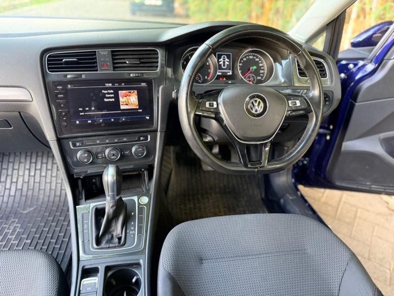 
								Volkswagen Golf TSI full									