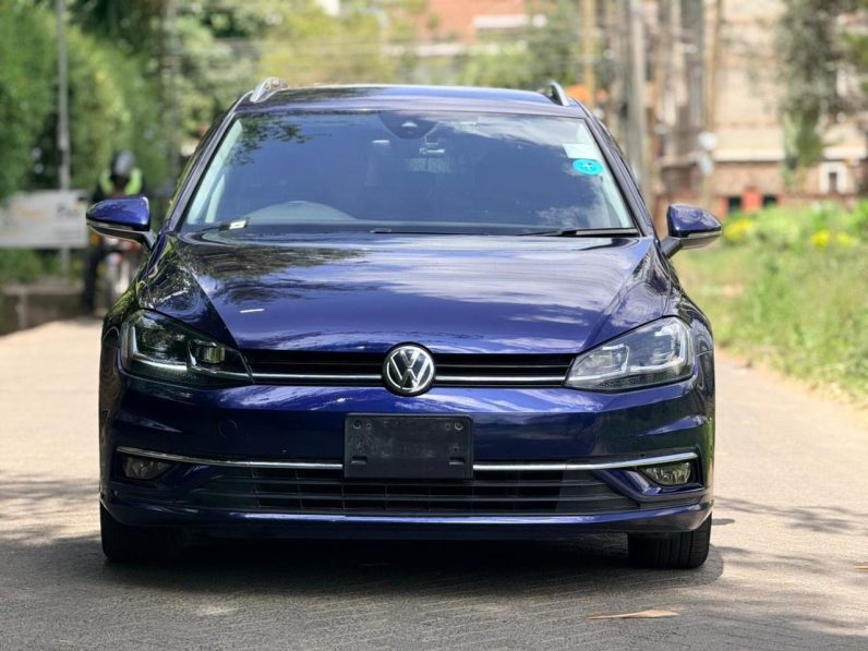 
								Volkswagen Golf TSI full									