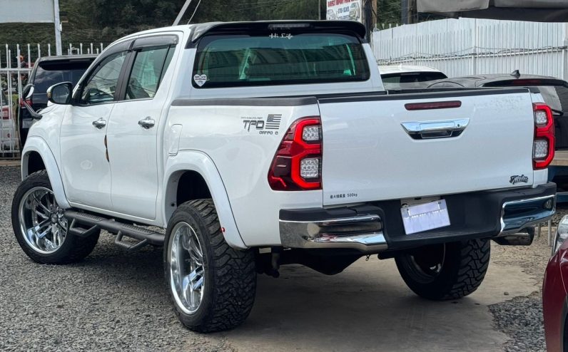 
								Toyota Hilux full									