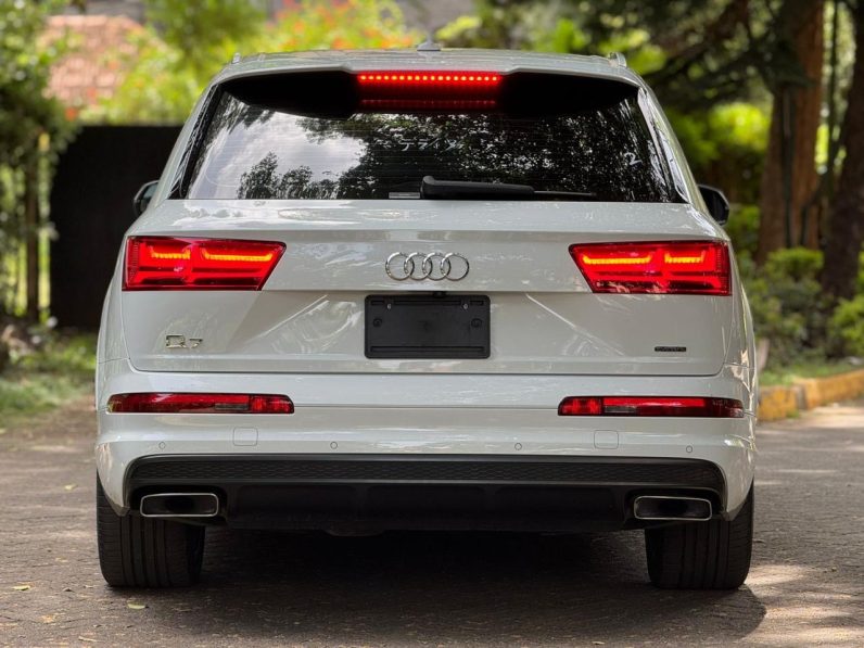 
								Audi Q7 TFSI full									