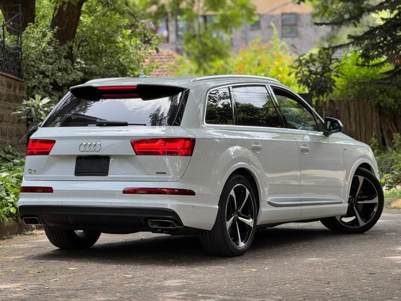 
								Audi Q7 TFSI full									