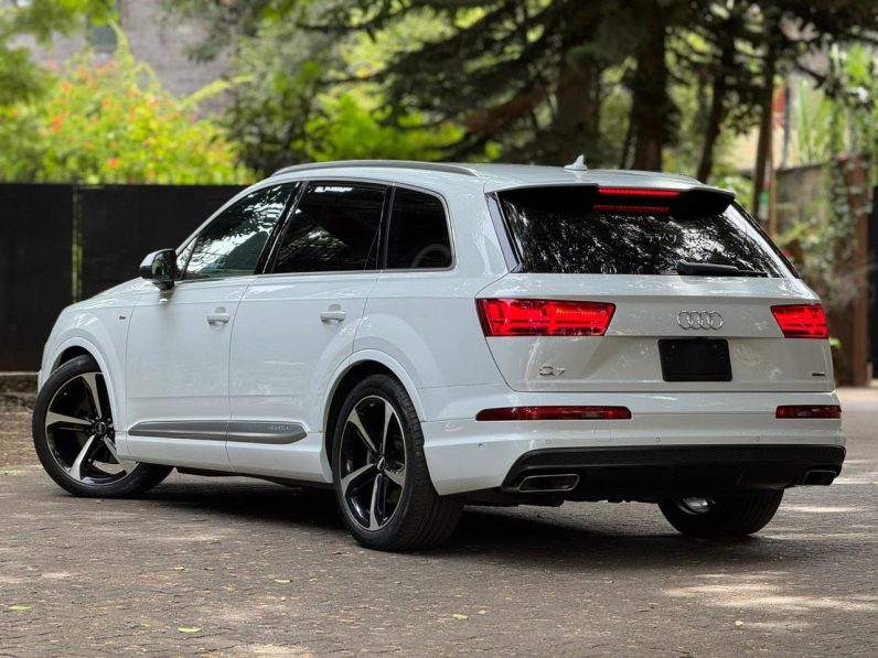 
								Audi Q7 TFSI full									