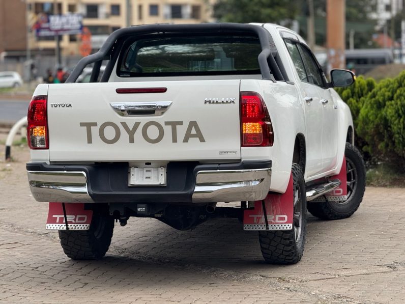 
								Toyota hilux full									