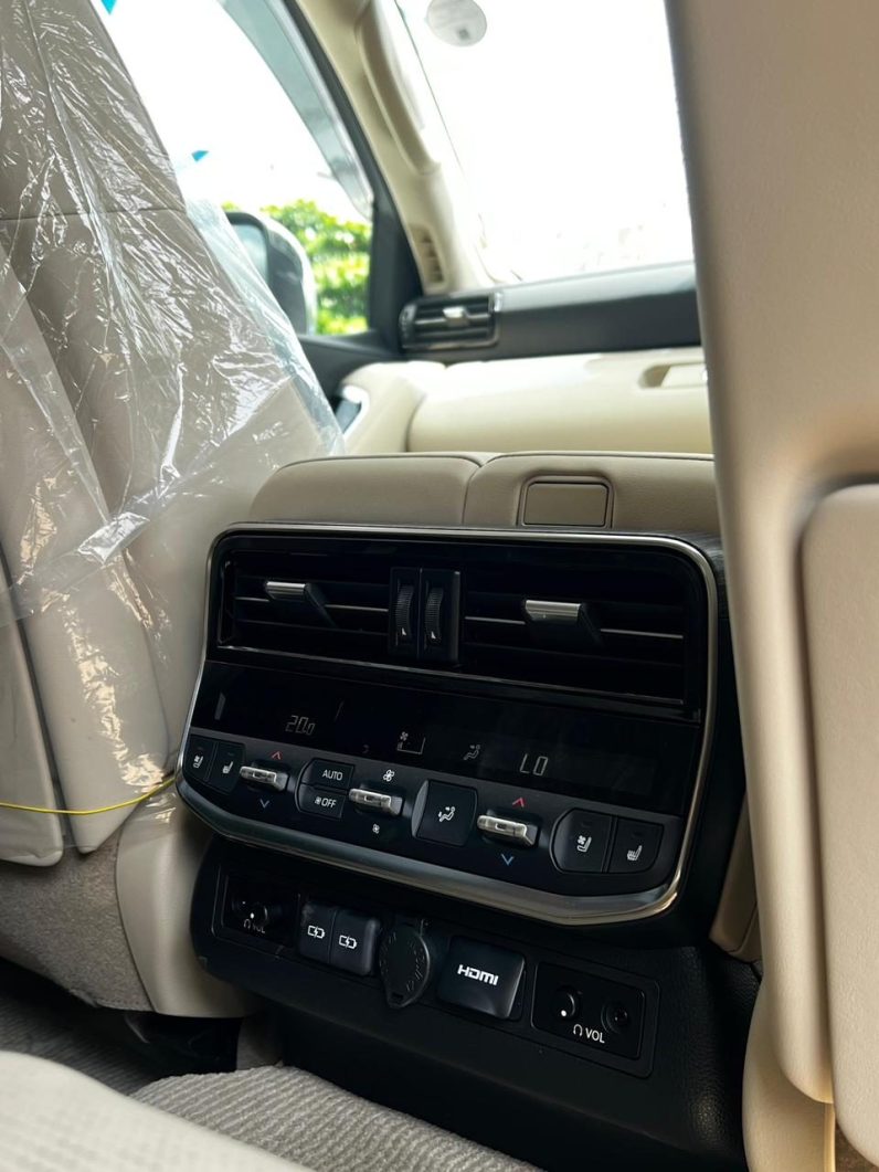 
								Toyota LandCruiser Prado 300Series (ZX) full									