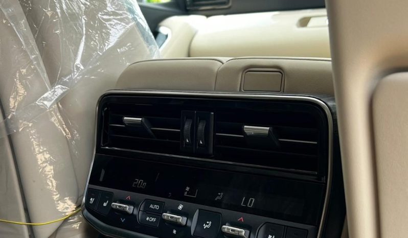 
								Toyota LandCruiser Prado 300Series (ZX) full									