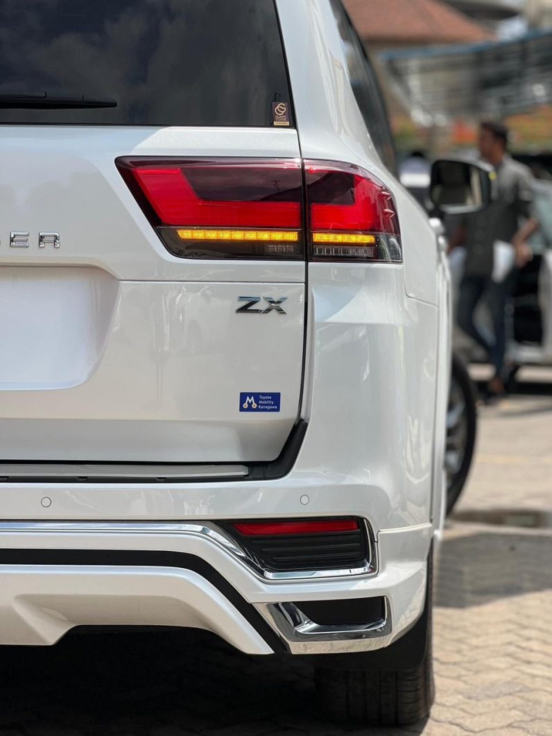 
								Toyota LandCruiser Prado 300Series (ZX) full									