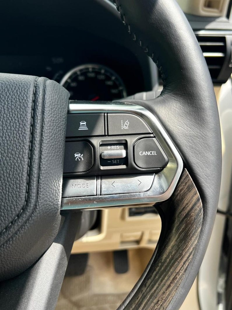 
								Toyota LandCruiser Prado 300Series (ZX) full									