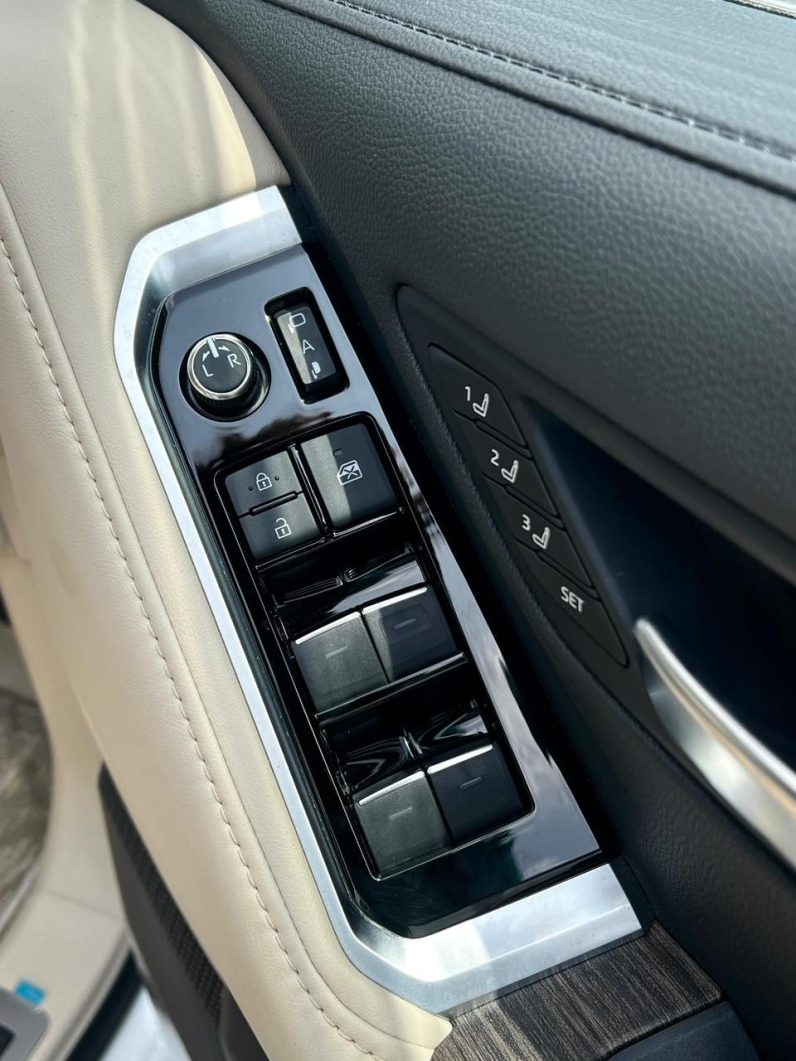 
								Toyota LandCruiser Prado 300Series (ZX) full									