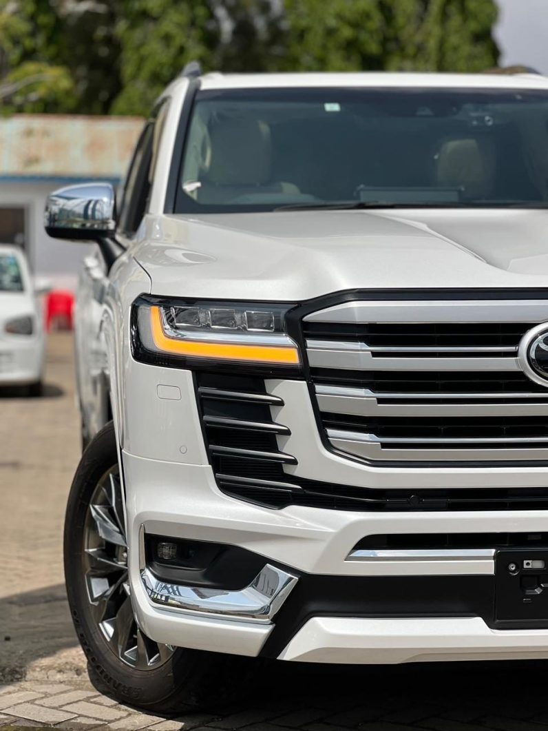 
								Toyota LandCruiser Prado 300Series (ZX) full									