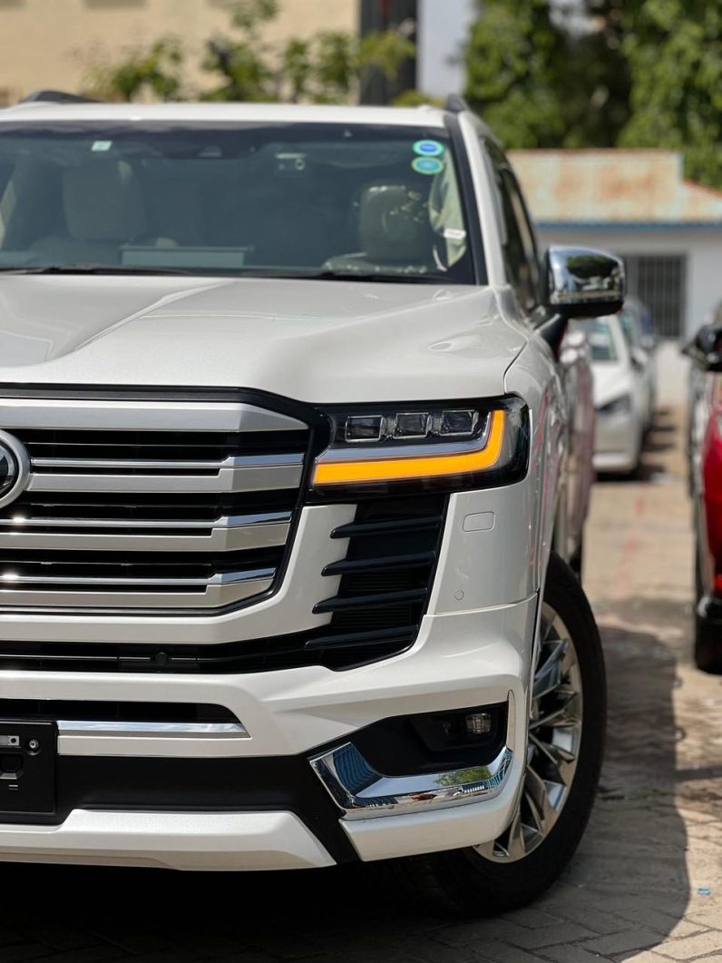 
								Toyota LandCruiser Prado 300Series (ZX) full									