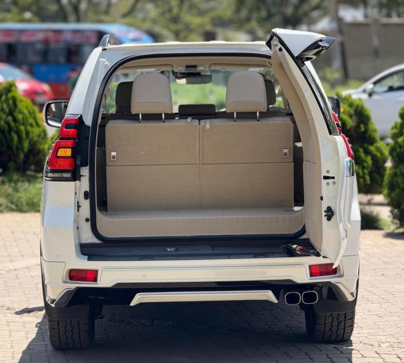 
								Toyota LandCruiser Prado TXL full									