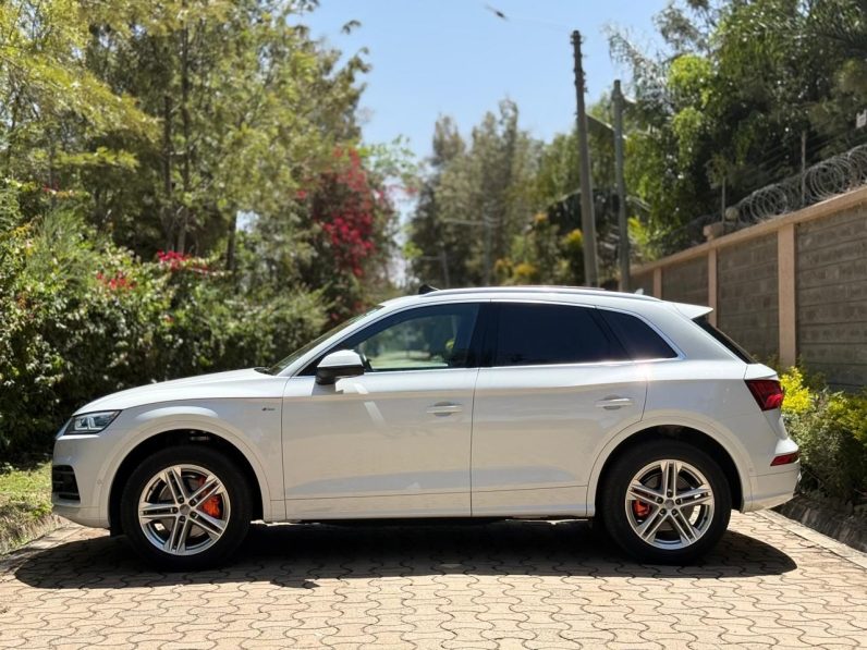 
								Audi Q5 full									