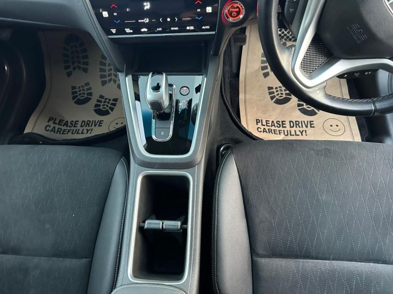 
								Honda Fit Shuttle full									