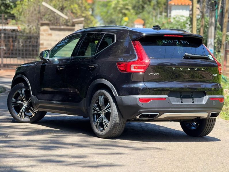 
								Volvo XC40 T4 full									