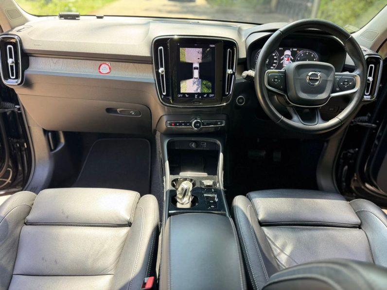
								Volvo XC40 T4 full									
