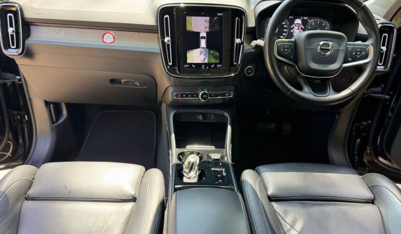 
								Volvo XC40 T4 full									