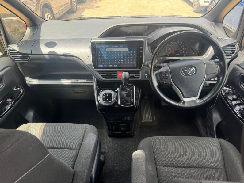 
								Toyota Voxy full									