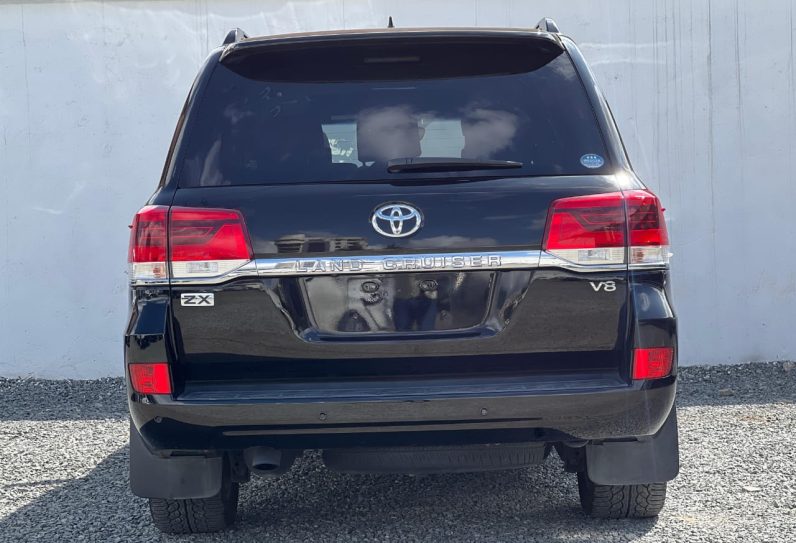 
								Toyota Landcruiser V8 ZX full									