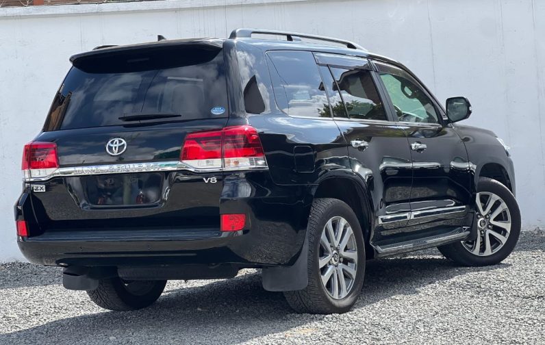 
								Toyota Landcruiser V8 ZX full									