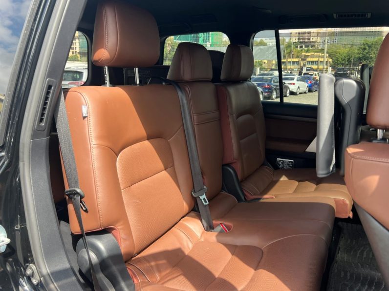 
								Toyota Landcruiser V8 ZX full									