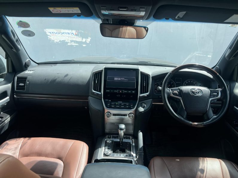 
								Toyota Landcruiser V8 ZX full									