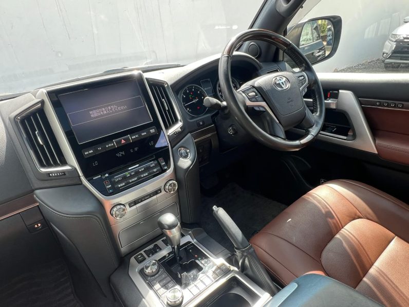 
								Toyota Landcruiser V8 ZX full									