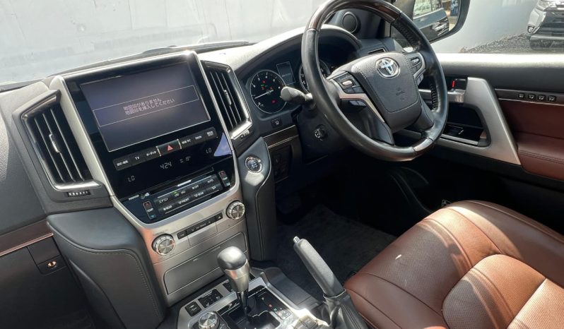 
								Toyota Landcruiser V8 ZX full									